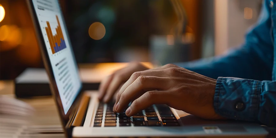 Pessoa planejando o investimento em um site profissional